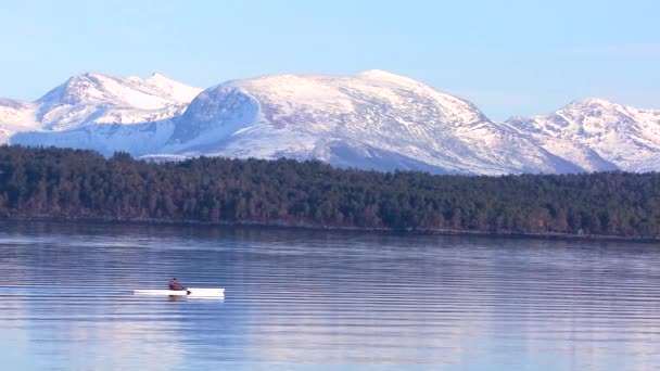 Un kayak traverse un fjord — Video