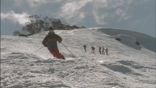 Skifahrer auf einer Abfahrtsstrecke — Stockvideo