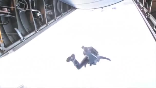 Paracaidistas saltan de un avión . — Vídeos de Stock
