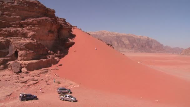 Caminhões beduínos exploram vasto deserto — Vídeo de Stock