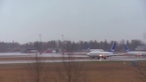 Flugzeug kommt zur Landung — Stockvideo