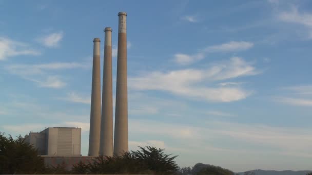 Clouds moving behind the smokestacks — Stock Video