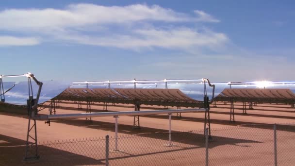 Солнечная ферма в пустыне — стоковое видео
