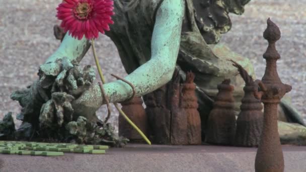 An angel sculpture in a cemetery — Stock Video