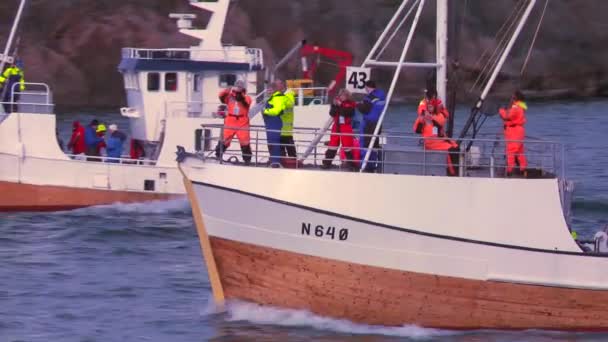 Barcos de pesca navega para o mar da Noruega — Vídeo de Stock