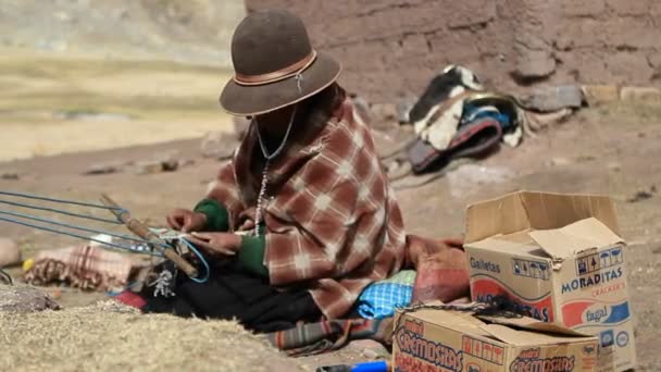 Pan to traditional woman weaving — Stock Video