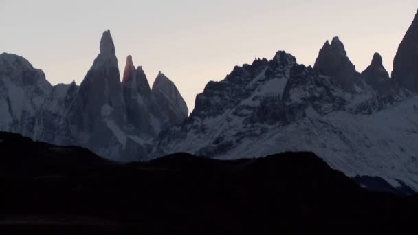Горный хребет Фицрой в Патагонии — стоковое видео
