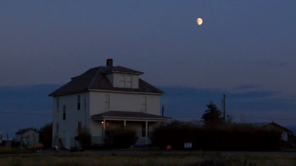 Місяць піднімається над будинком — стокове відео