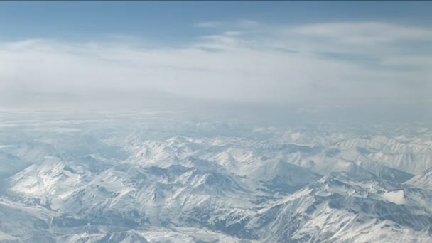 Volar sobre la cordillera — Vídeos de Stock