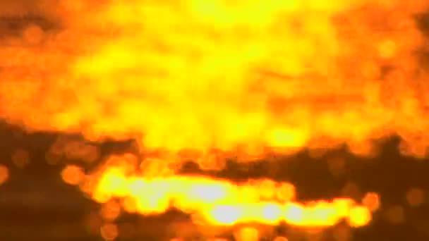 Ένα ηλιοβασίλεμα αντανακλάται στον ωκεανό — Αρχείο Βίντεο