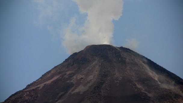 Fumaça biliosa vulcânica e cinzas — Vídeo de Stock
