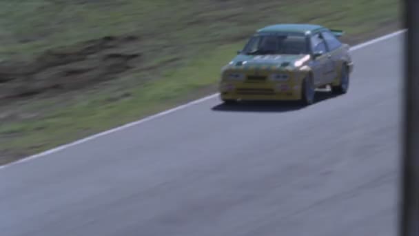 Um carro de corrida dirige em torno de uma pista — Vídeo de Stock