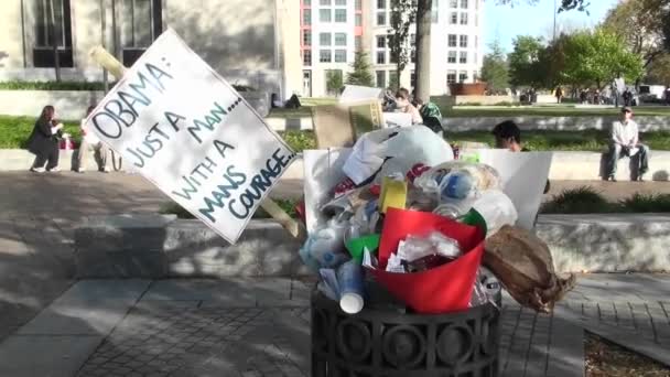 Un cartel de Obama se sienta en un cubo de basura — Vídeos de Stock