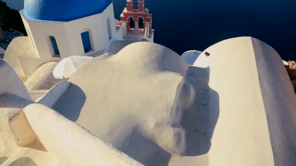 Ortodoxa kyrkan på ön Santorini — Stockvideo