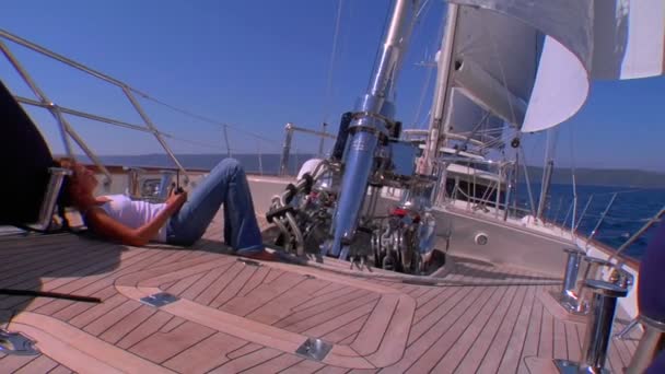 Paluba plachetnice si přes Středozemní moře — Stock video