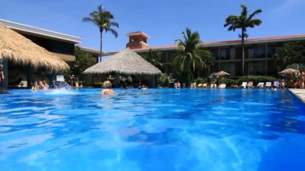 Pessoas nadando na piscina do resort — Vídeo de Stock