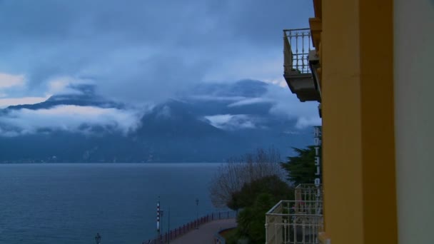 Mgła przewraca górach nad jeziorem — Wideo stockowe
