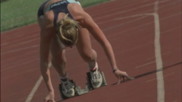 Una joven mujer comienza una carrera — Vídeo de stock