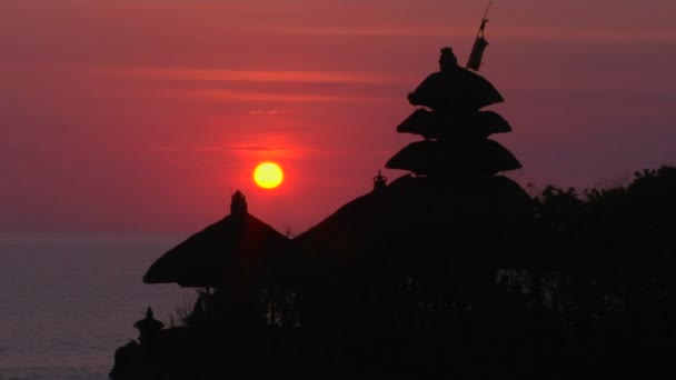 Pura Tanah Lot temple overlooks in the ocean — Stock Video