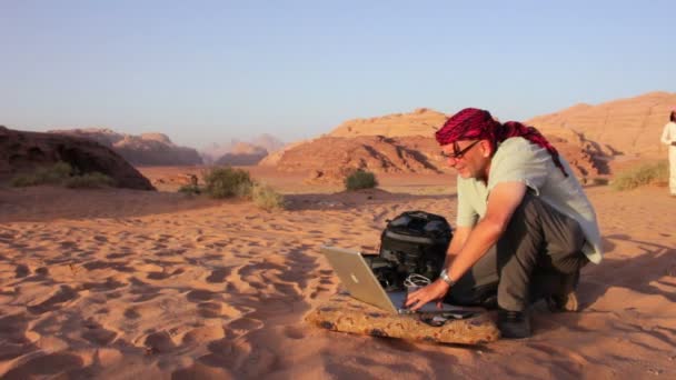 Een man werkt op een laptop — Stockvideo