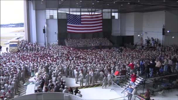 Vojáci čeká, aby přivítal prezident Obama — Stock video