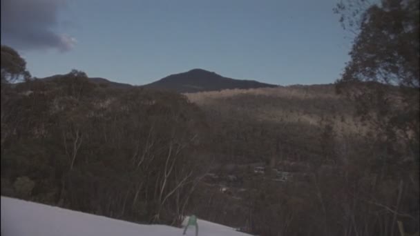 Человек катается на лыжах — стоковое видео
