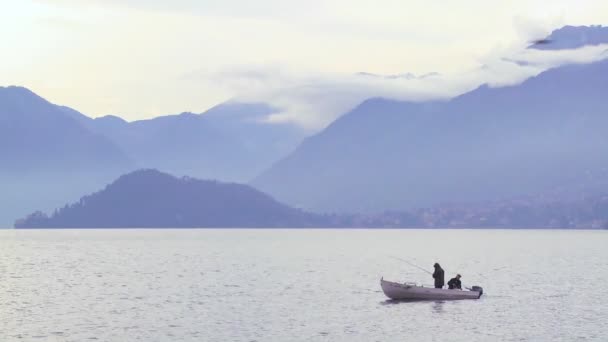 Pescadores pescan desde un barco en el lago — Vídeos de Stock