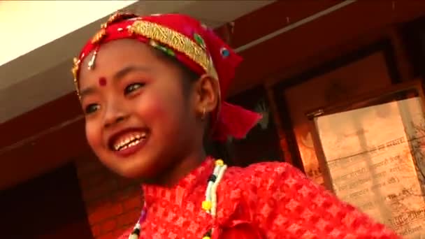 Menina dançando em roupa tradicional — Vídeo de Stock