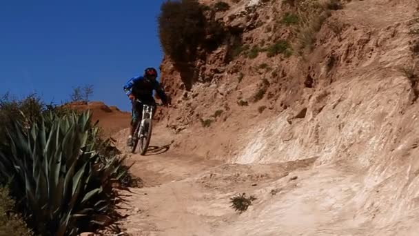 Велосипед повз кам'янистій дорозі — стокове відео