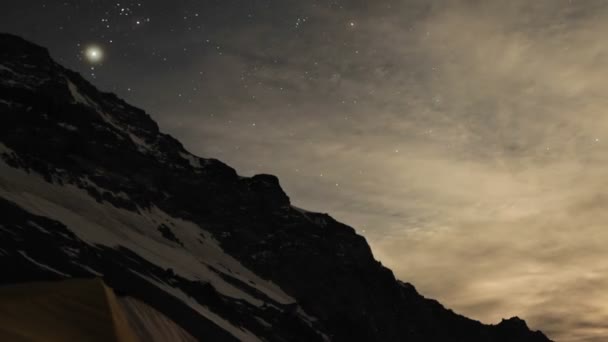 Звезды танцуют в небе с палаткой — стоковое видео