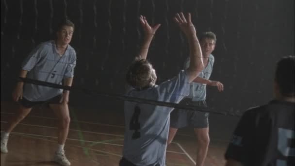 Mannen spelen volleybal — Stockvideo