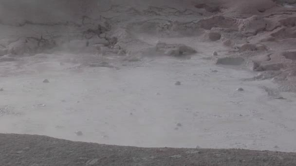 Пузырьки серой грязи — стоковое видео