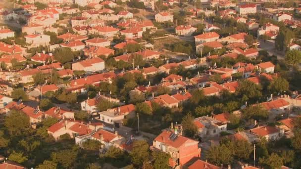 Casas de bairro durante o dia — Vídeo de Stock