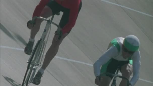 Cyklister racing på en krets spår — Stockvideo