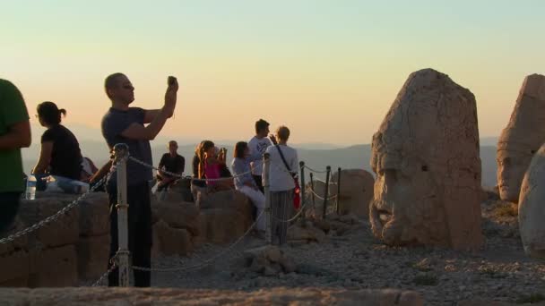 Туристи беруть фотографії археологічних руїн — стокове відео
