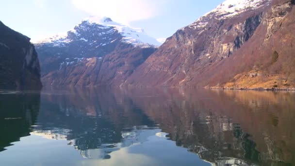 Fiordi della Norvegia che riflettono montagne — Video Stock