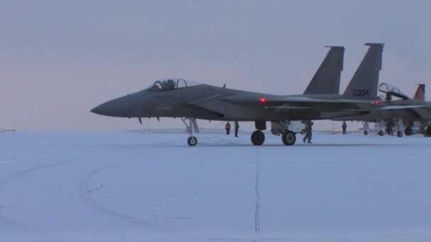 Aviones de combate se preparan para una misión — Vídeo de stock