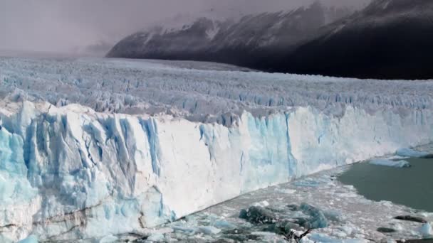 Pie glaciar contra montañas escarpadas — Vídeo de stock