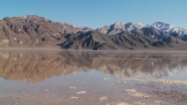 Lake of badwater in Death Valley National Park. — Stock Video