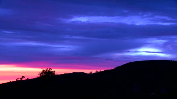 Hillside efter solnedgången till tidigt på kvällen — Stockvideo