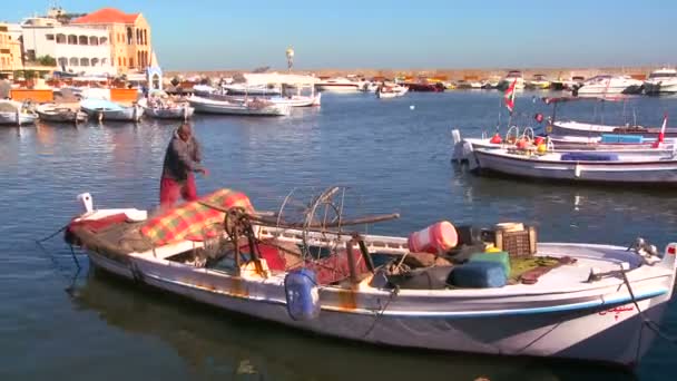 Rybář funguje na net v přístav — Stock video
