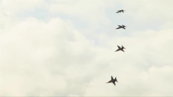 De Blue Angels vliegen in formatie — Stockvideo