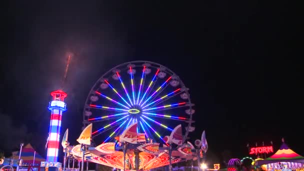 Feuerwerk explodiert am Nachthimmel — Stockvideo