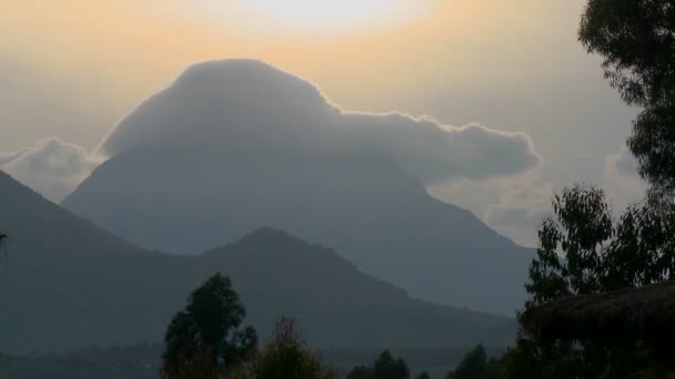 Облака на вершине цепи вулканов Вирунга — стоковое видео