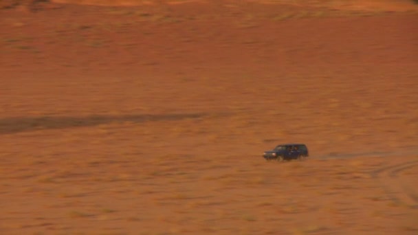 Caminhão dirigindo rápido através do deserto — Vídeo de Stock