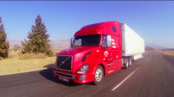 LKW fährt durch die Wüste — Stockvideo