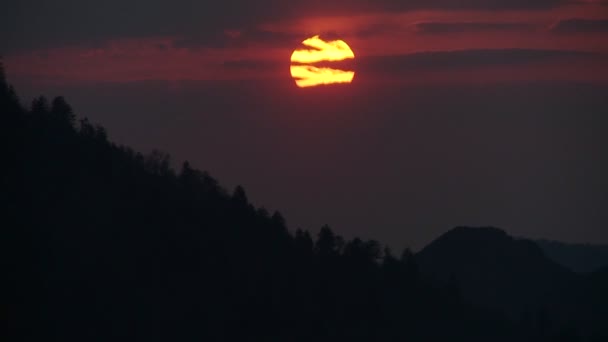 O sol se põe através das nuvens — Vídeo de Stock