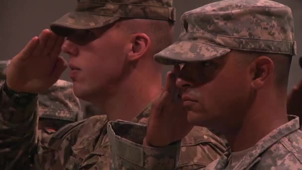 Las tropas saludan al general Petraeus — Vídeo de stock