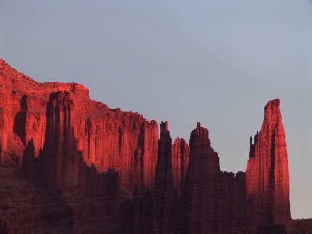 Rayos de la mirada del sol por los acantilados — Vídeos de Stock