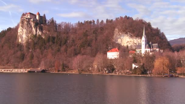 Kerk aan de oevers van Lake Bled — Stockvideo